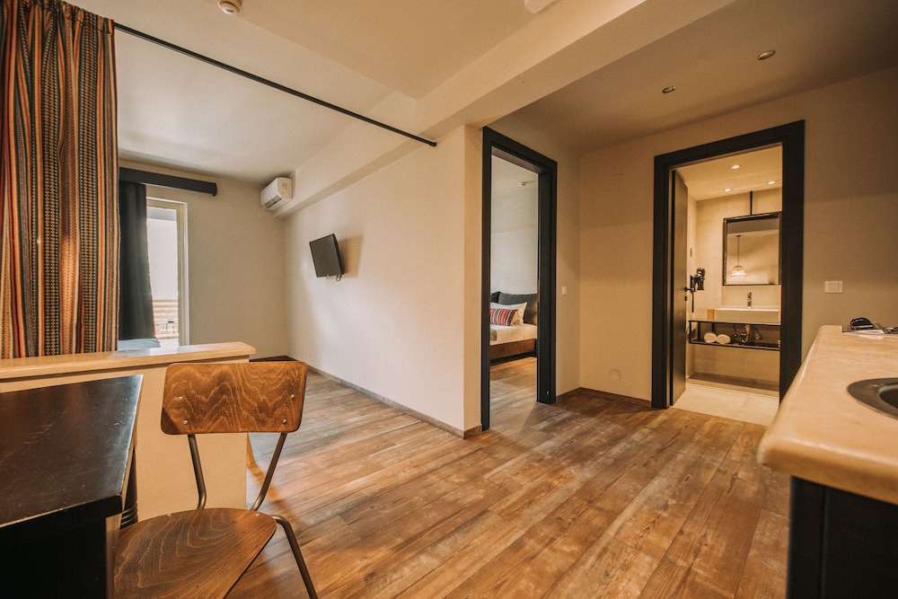Suite, 1 Single and 2 Queen Beds, Trundle Bed، Cooks Club Hersonissos - Adults Only 10/10