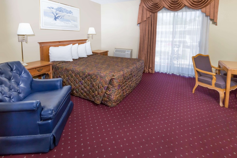 Days Inn By Wyndham Medford 15/22