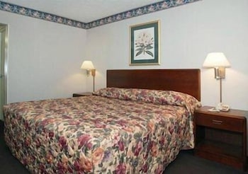 Econo Lodge Seymour, IN 18/37