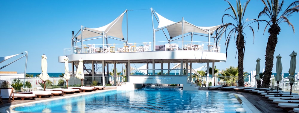 White Tower Mamaia 26/32