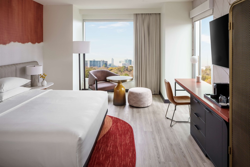 ROOM, KING BED, HIGH FLOOR, CORNER