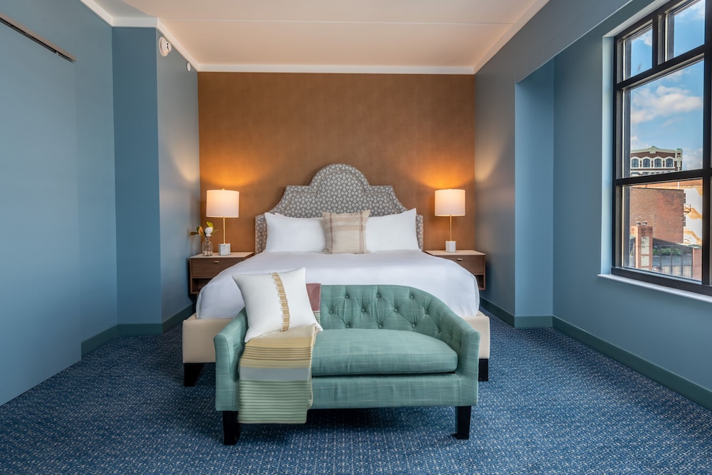 SUITE, KING BED