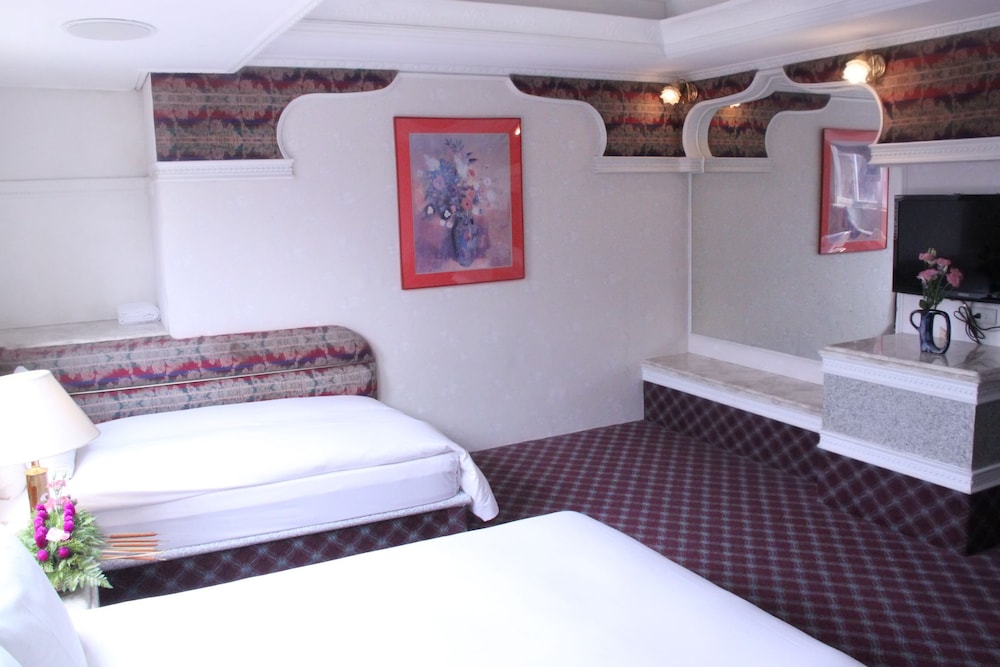 Crystal Hotel 19/67