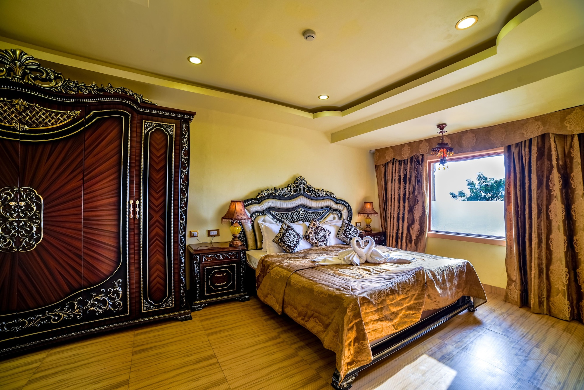 ROYAL, SUITE