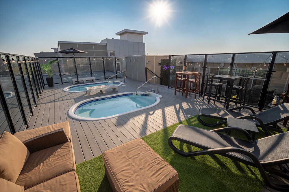 Applause Hotel By Clique 57/58