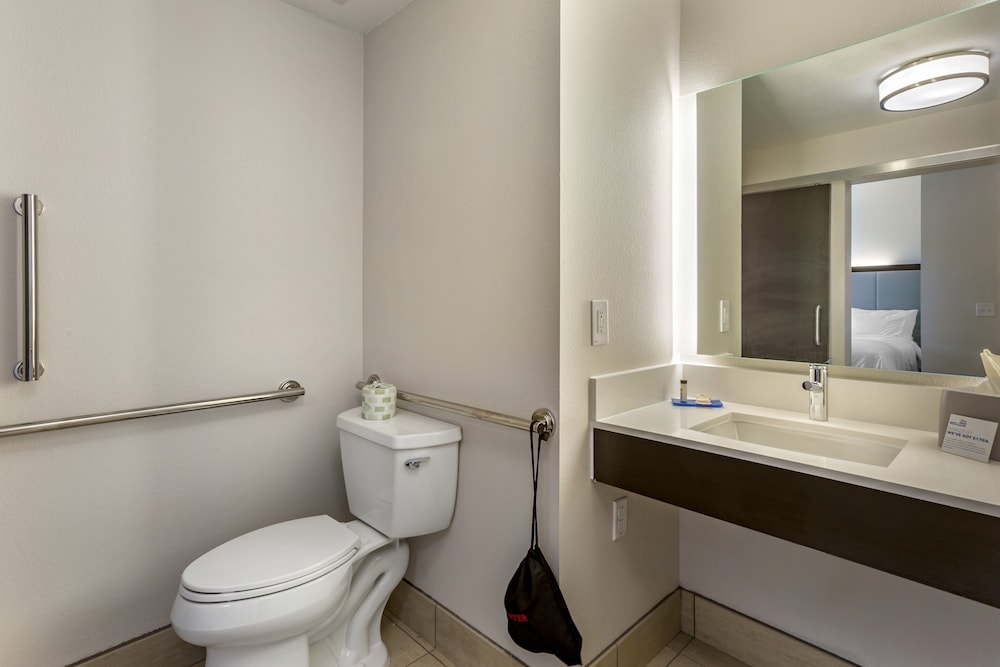 Holiday Inn Express Suites Phoenix Dwtn State Capitol 14/58