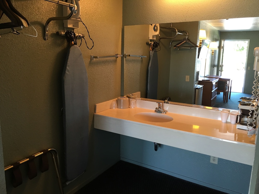 Applegate Inn 34/35