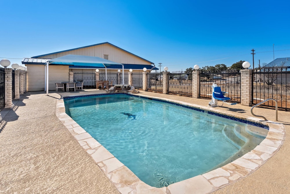 Rodeway Inn Llano 2/31