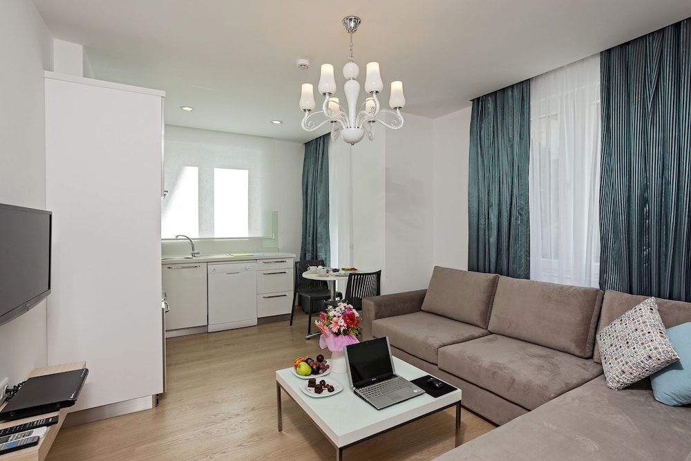 The Room Hotel & Apartments 36/63