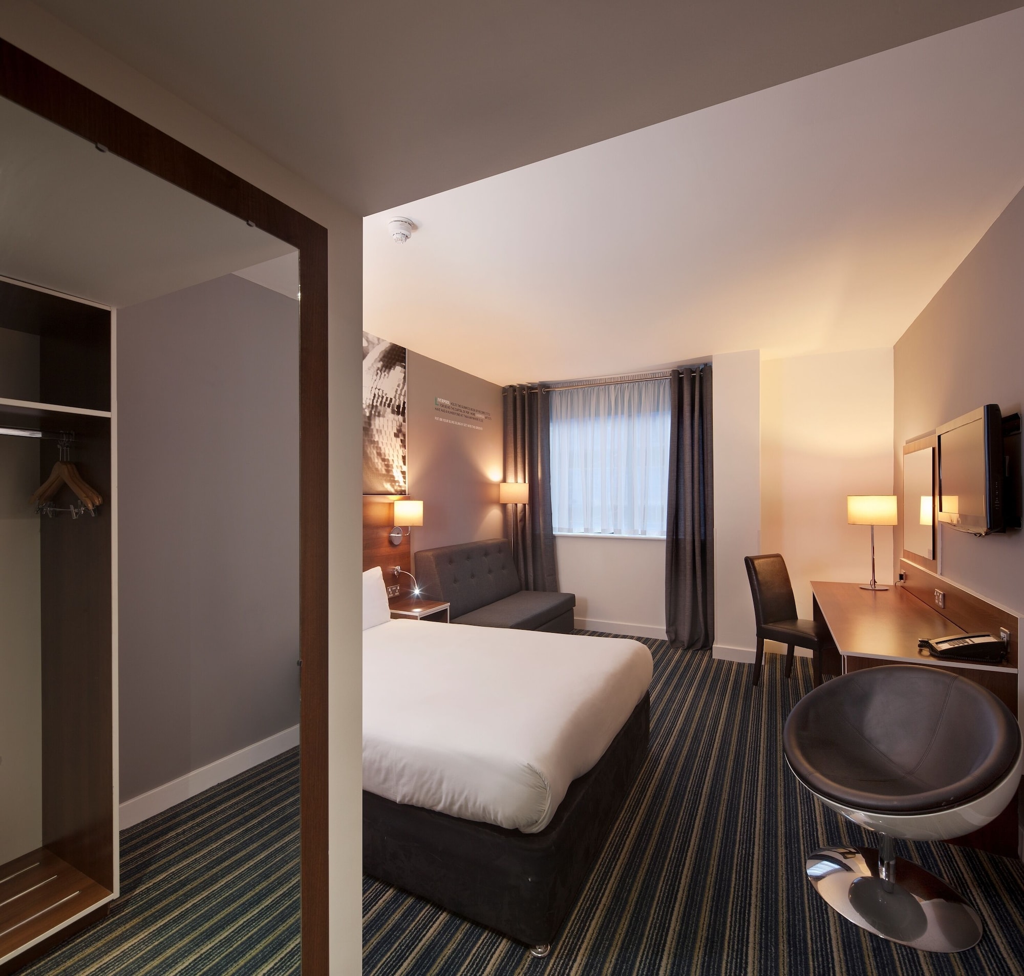 ROOM, KING BED
