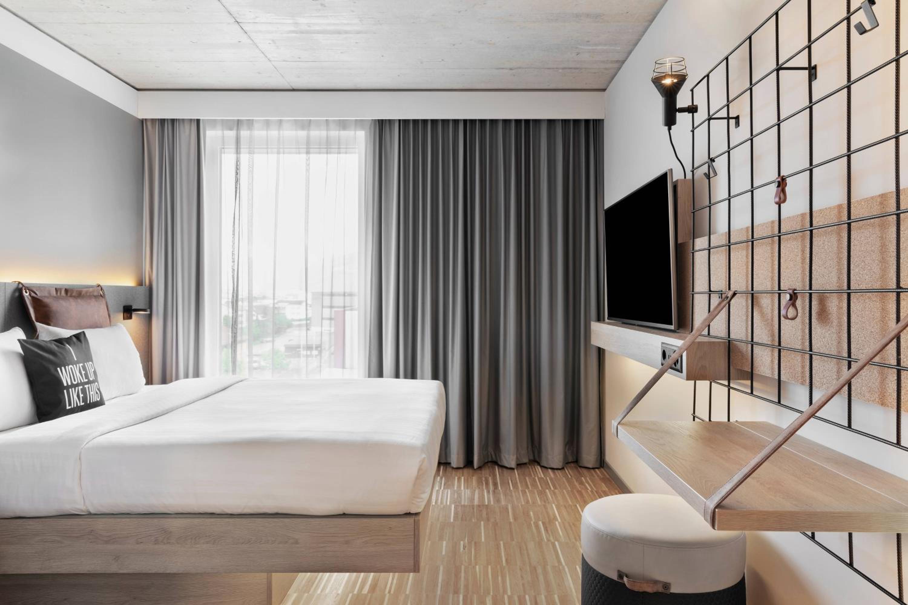 Moxy Sleeper, Guest Room, Queen Bed