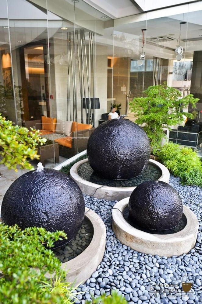 D Hotel And Suites 49/50