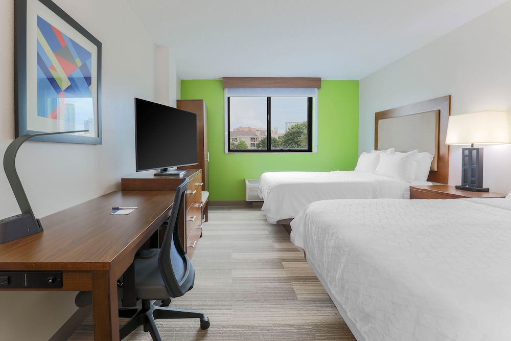 غرفة بريميوم بسريرين كوين بحوض استحمام لذوي الإعاقة، Holiday Inn Express & Suites Downtown Fort Worth 2/3