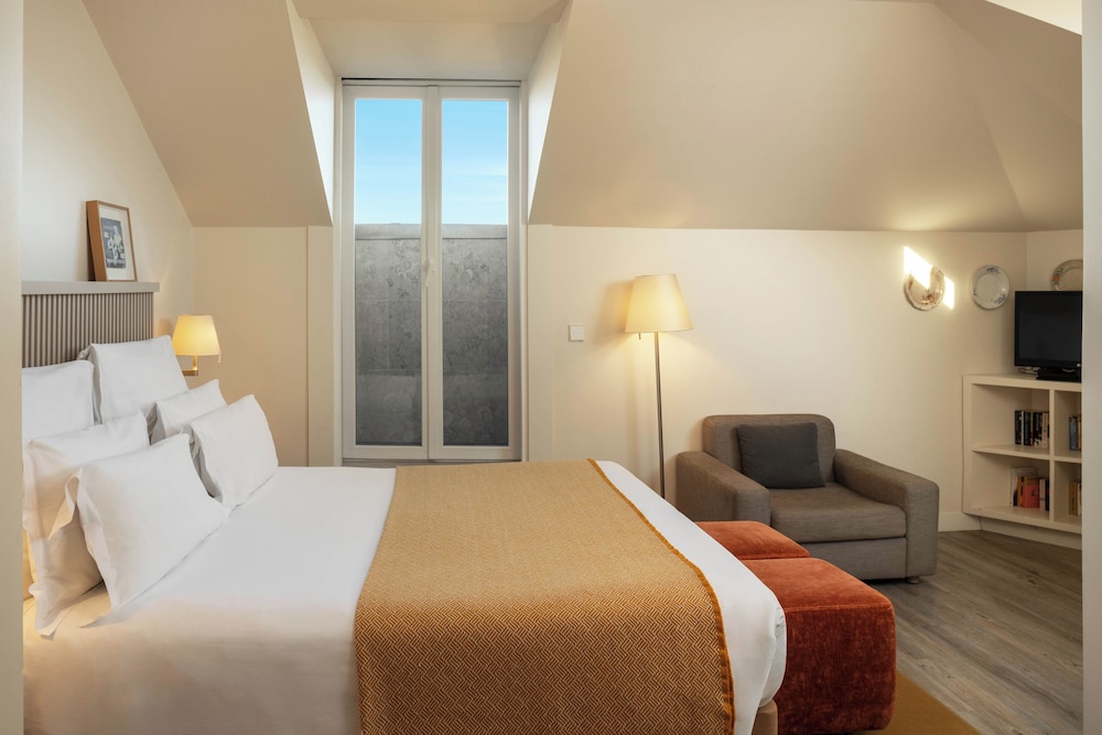 MANSARD, SUPERIOR, DOUBLE OR TWIN BED