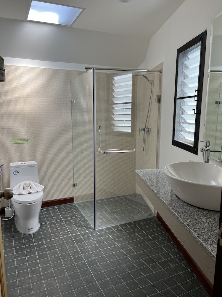 Noble House Beach Resort 58/63
