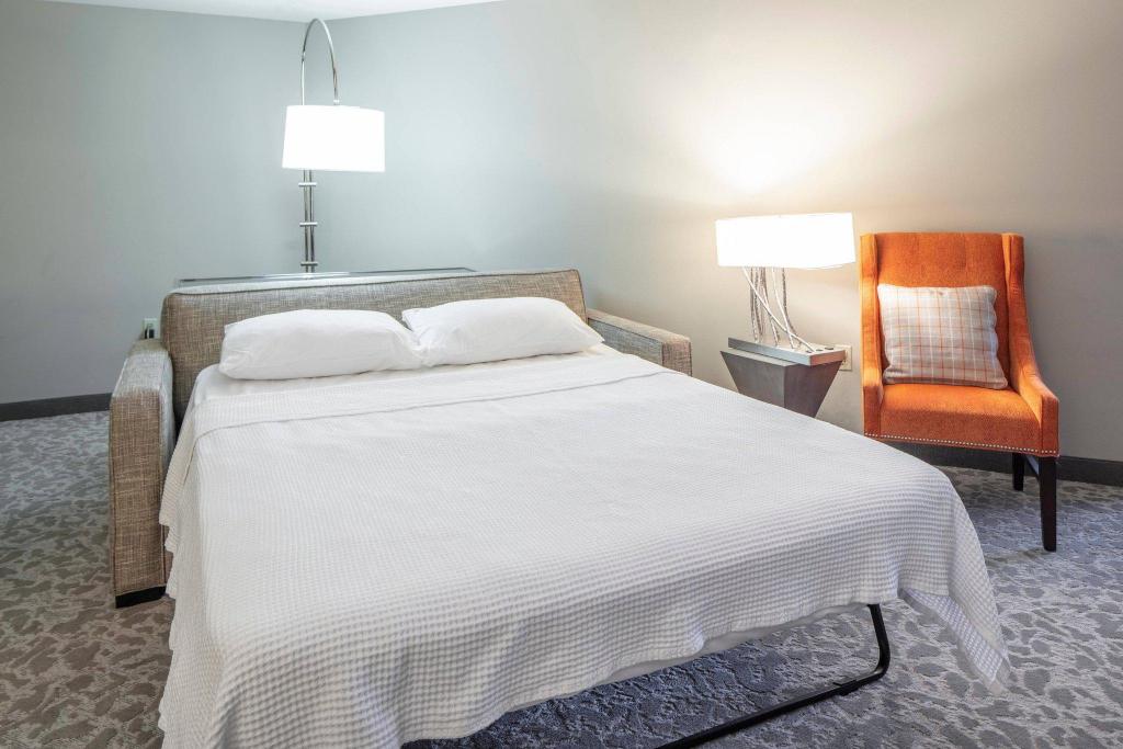 1 Bedroom, Deluxe, Suite, King Bed, Golf Course View, Sofa