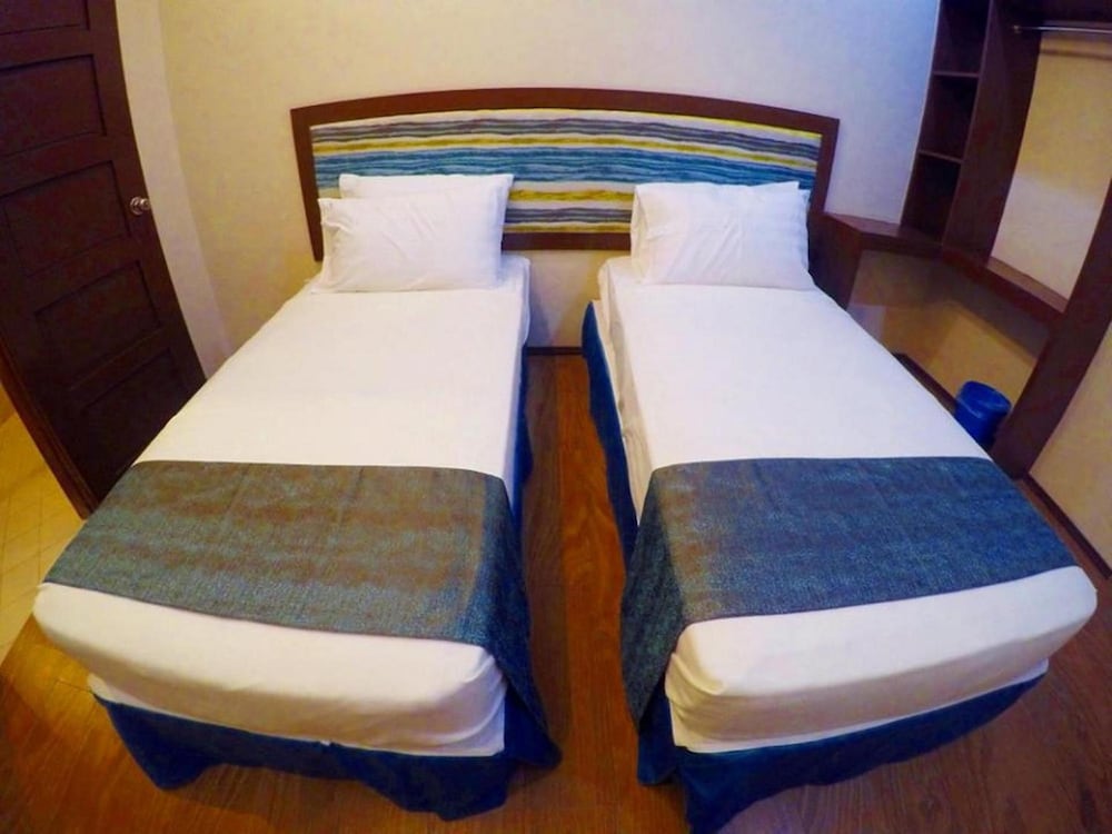 Golden Gate Suites 41/65