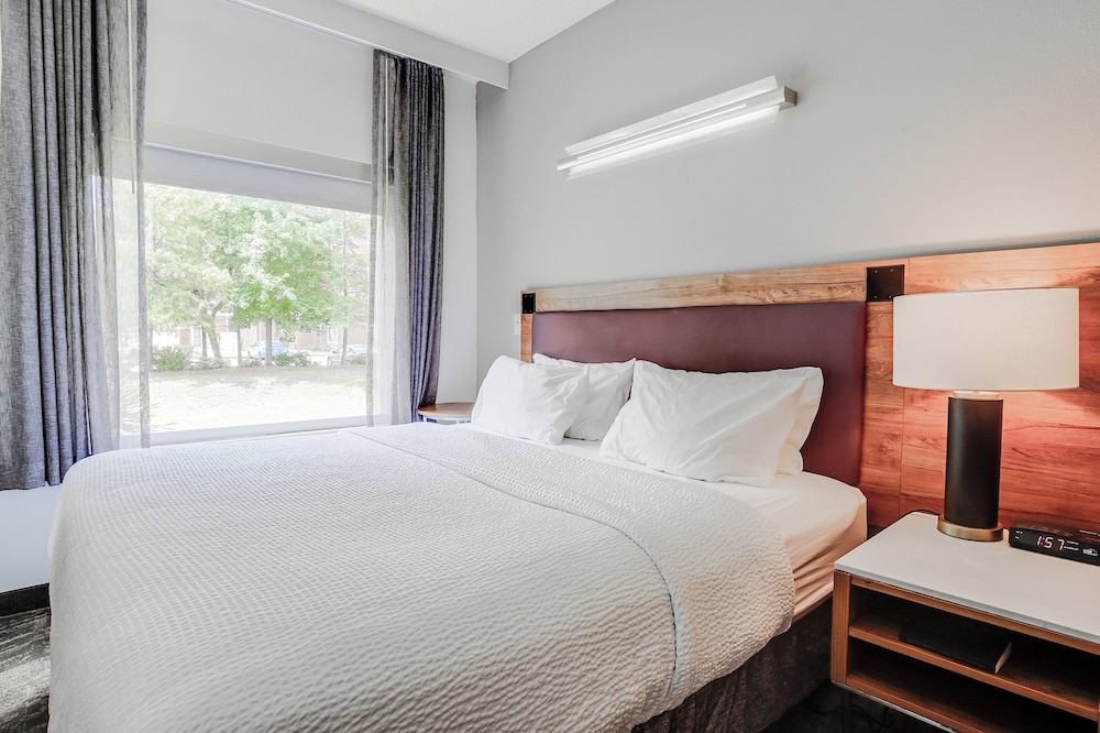 SUITE, KING BED, ACCESSIBLE
