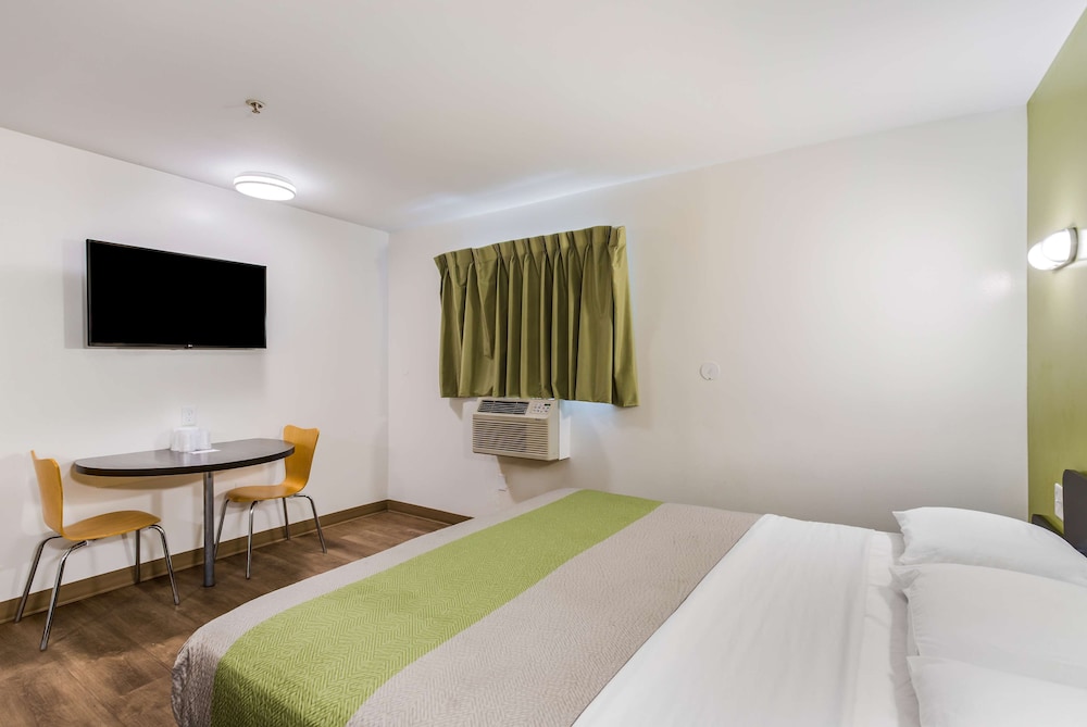 Motel6 Jacksonville, FL - South 16/45