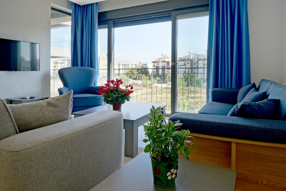 Mene Suites 16/33