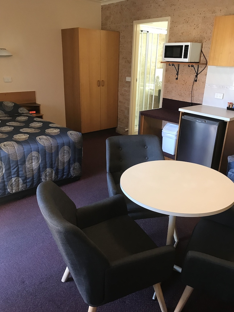 Cedar Lodge Motel 42/49