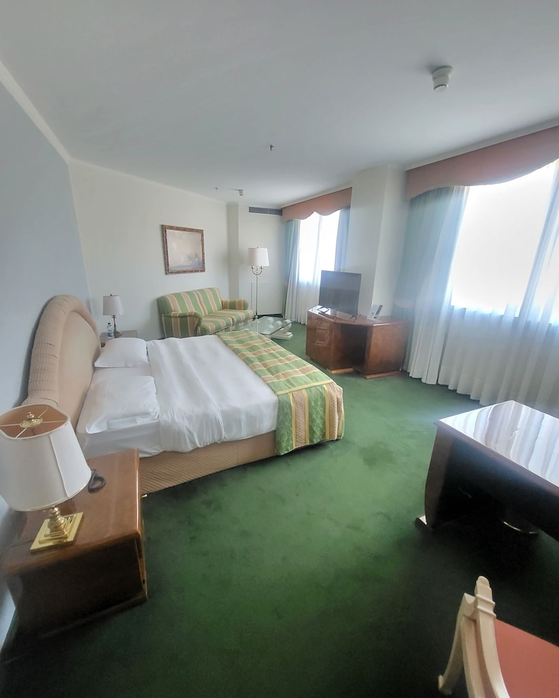 DELUXE, SUITE, BATHTUB