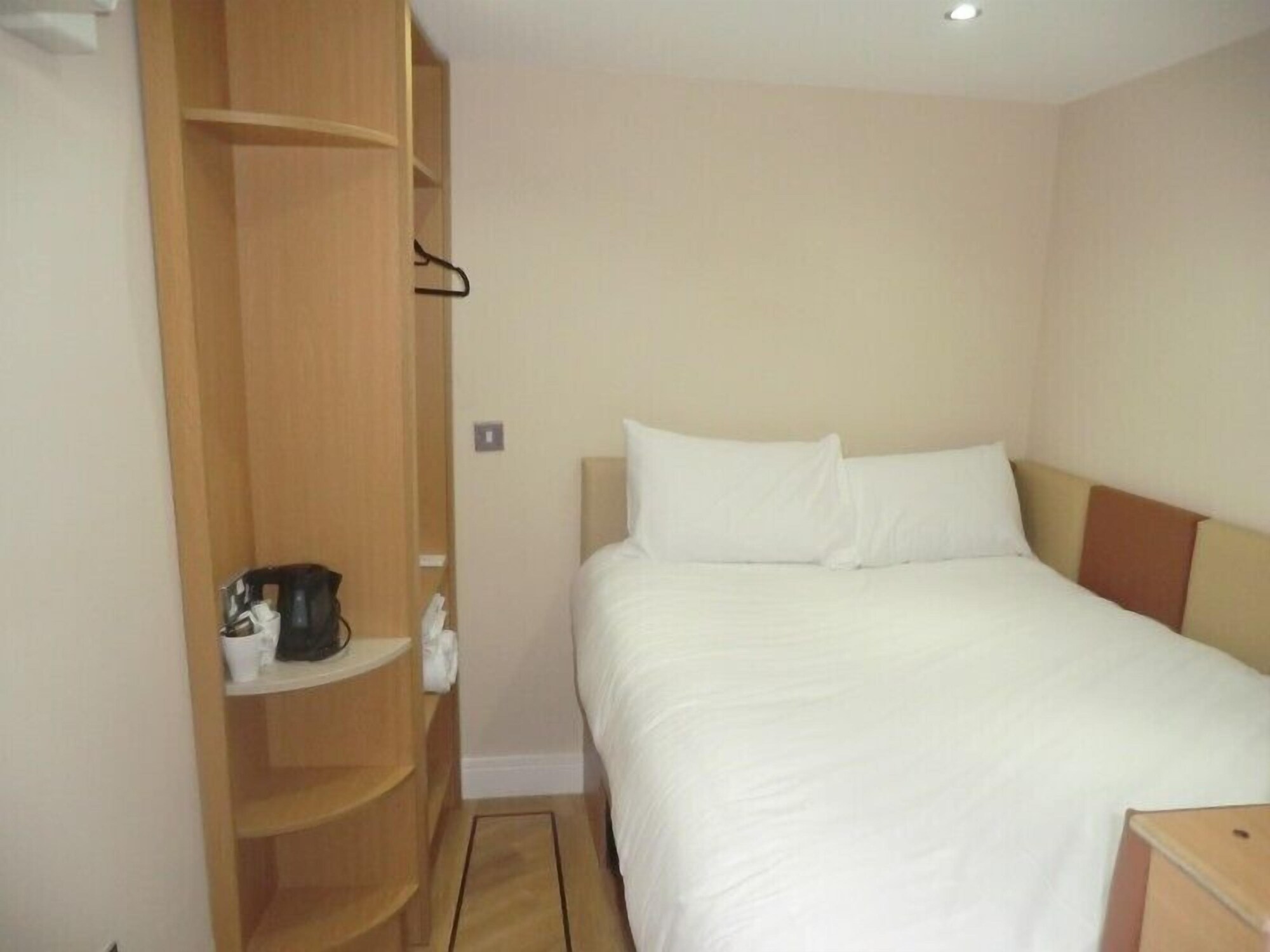 Semi Basement, Double Bed, No Window, Ground Floor 3/7