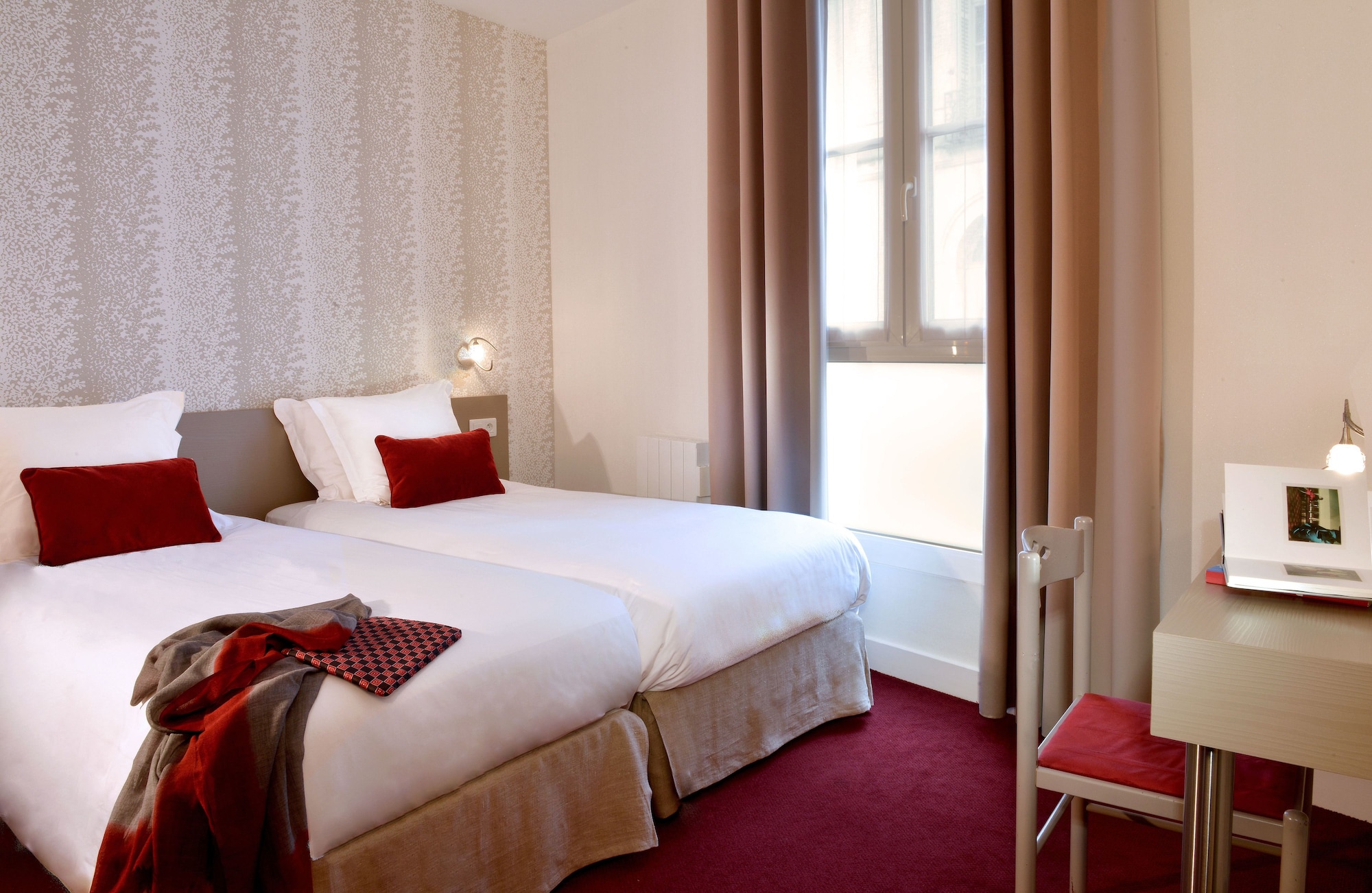 ROOM, TWIN BEDS, BATHTUB