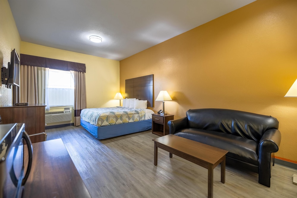 1 King Bed - Suite, Non-Smoking, Micfridge
