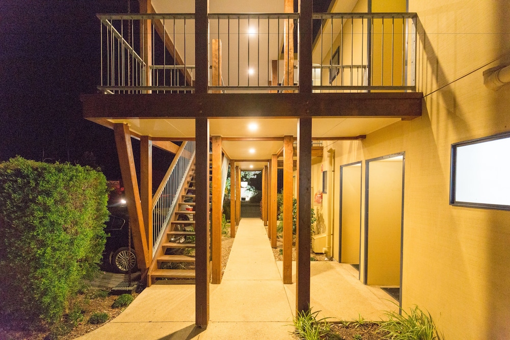 Sandpiper Motel 2/50