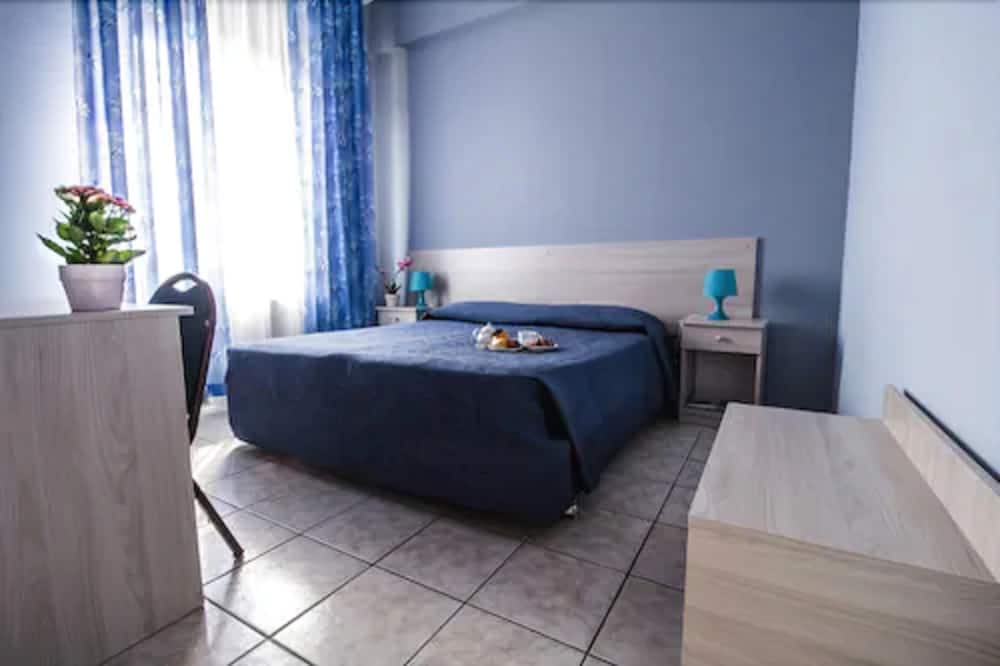 ROOM, SINGLE