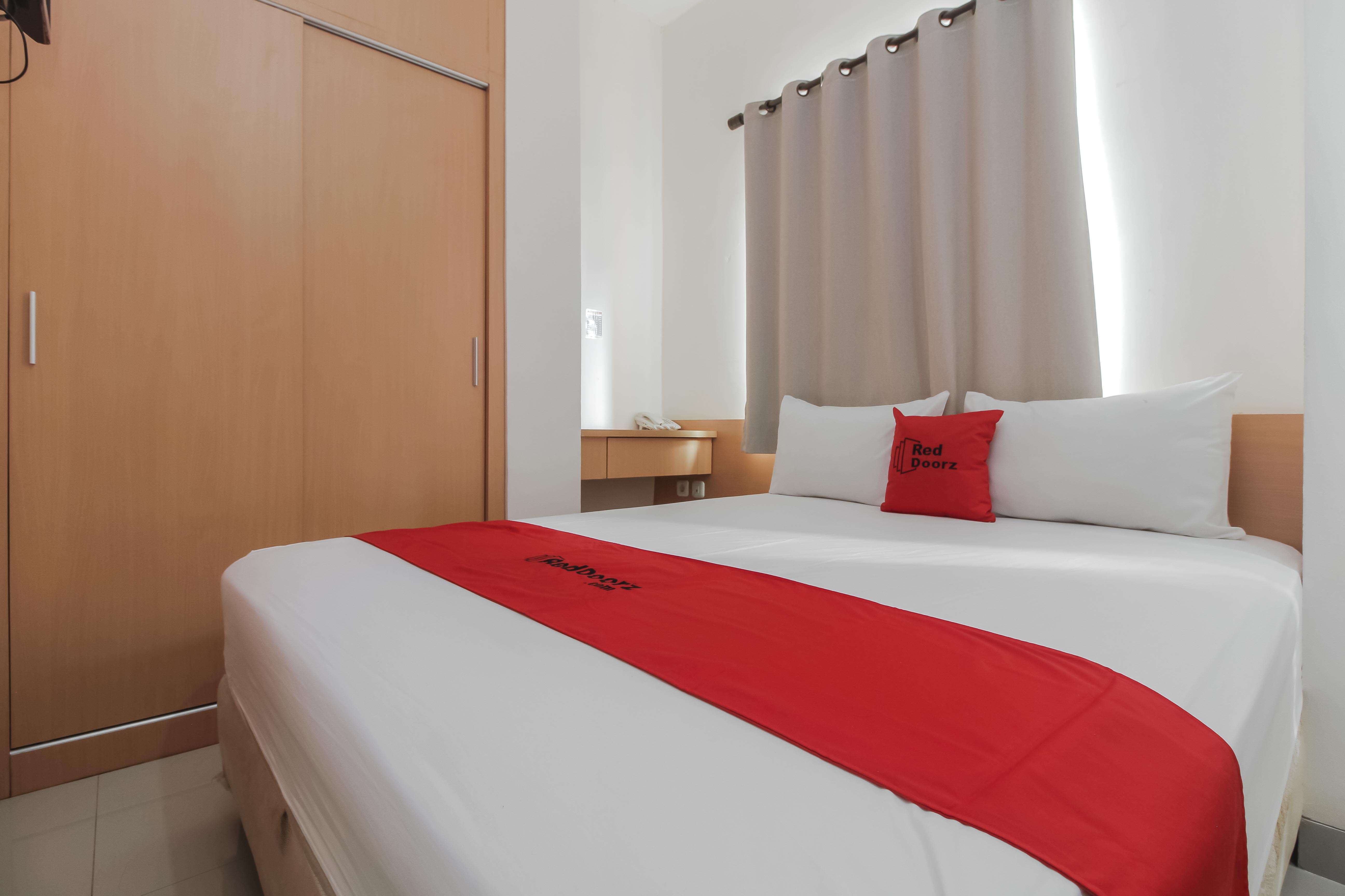Reddoorz Plus Near Galaxy Bekasi 8/22