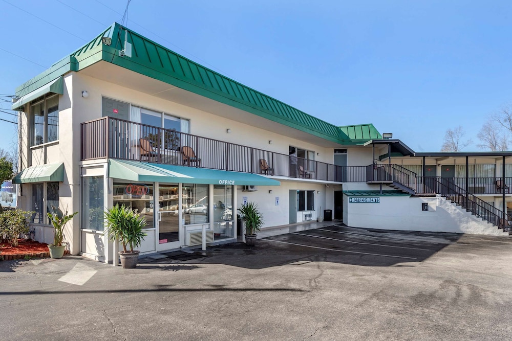 Econo Lodge Conway Central 4/27