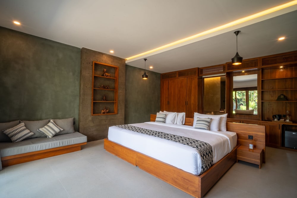 GRAND, KING BED, GARDEN VIEW