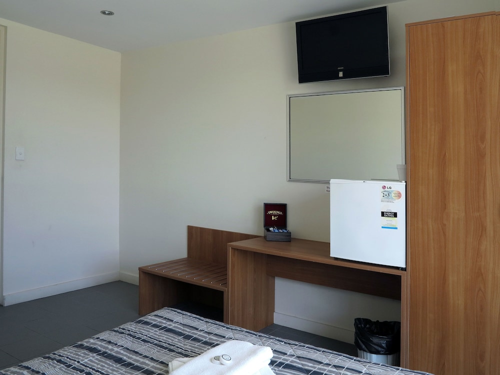 Upper Ross Hotel 15/19