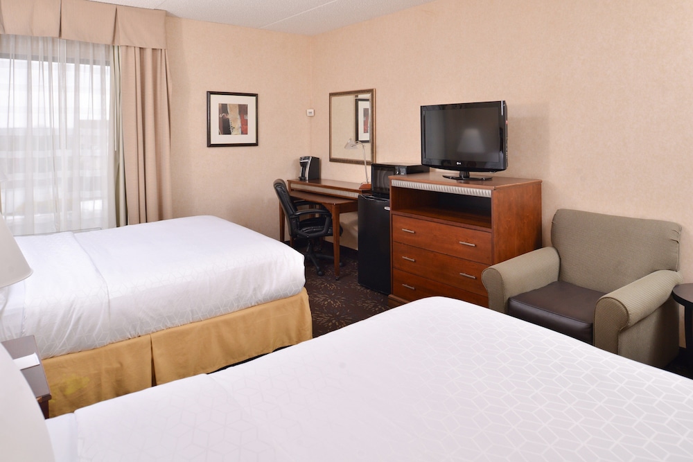 Holiday Inn Express Hotel Suites West Chester 24/76