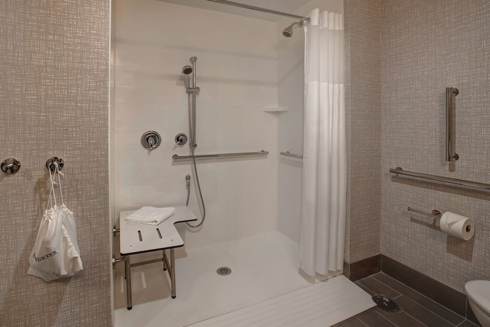 Hampton Inn Suites Deptford Nj 17/53