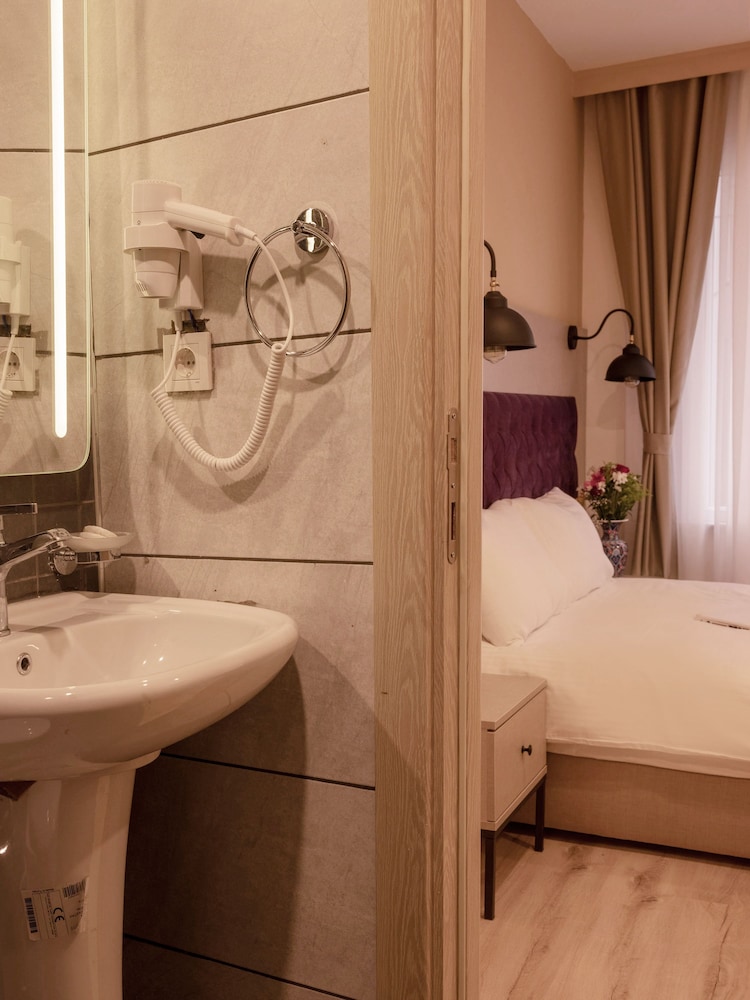 Lola Hotel 7/44