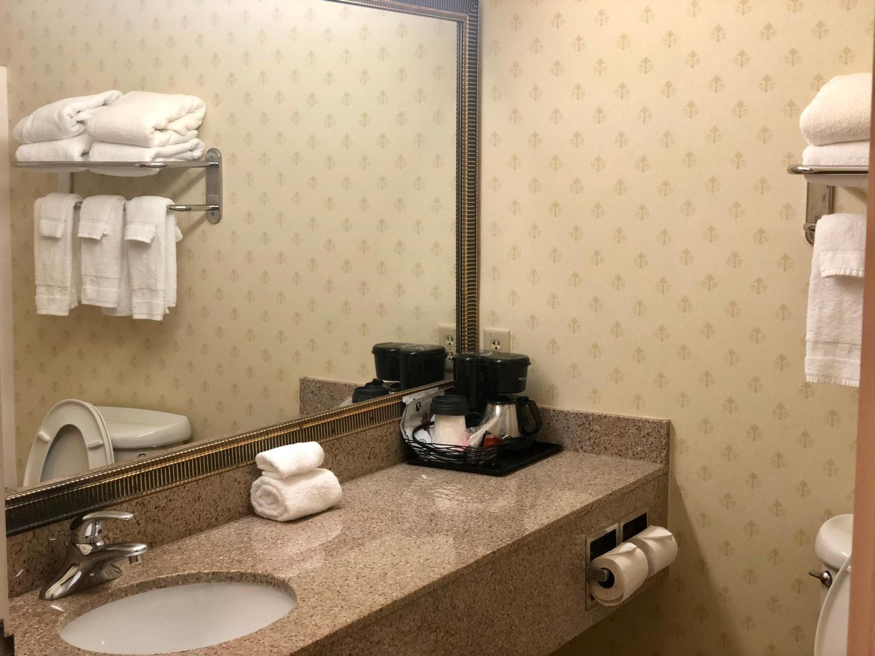 جناح بسرير كينج بغرفة نوم واحدة مع أريكة، Country Inn & Suites by Radisson, Hot Springs, AR 2/2