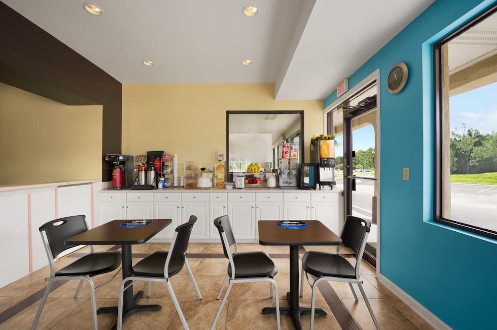 Rose Garden Inn & Suites 23/25