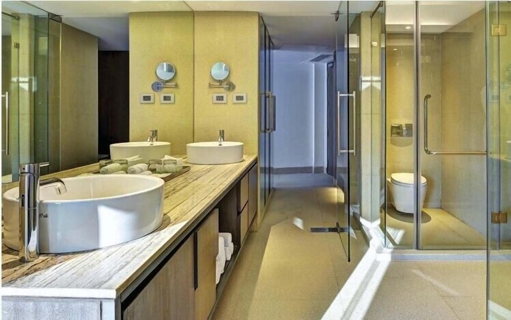 EXECUTIVE, SUITE