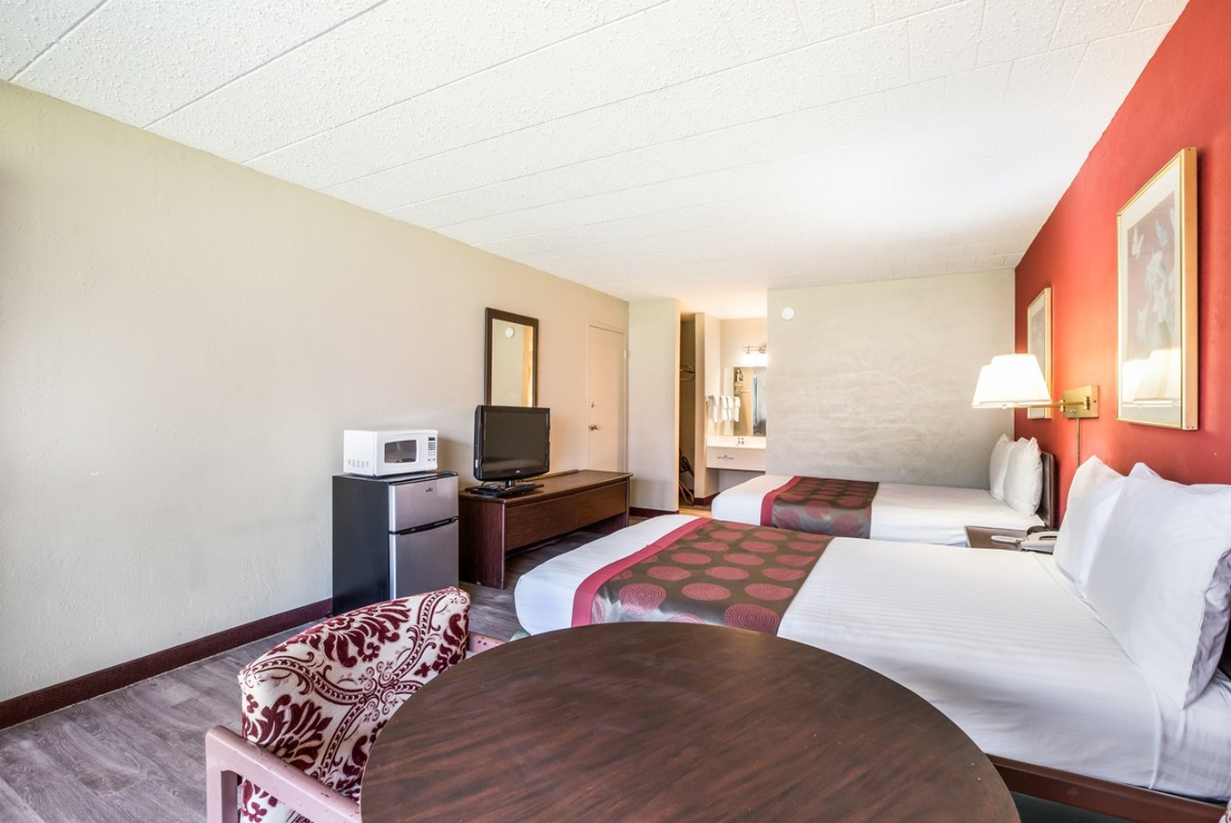 Red Carpet Inn and Suites Hazleton 14/23
