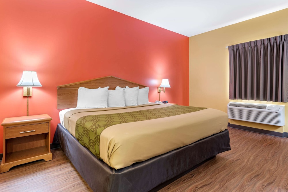 Econo Lodge Louisville Airport 20/40