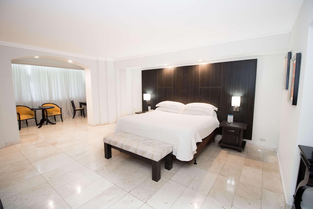 Superior, King Bed, Pool View
