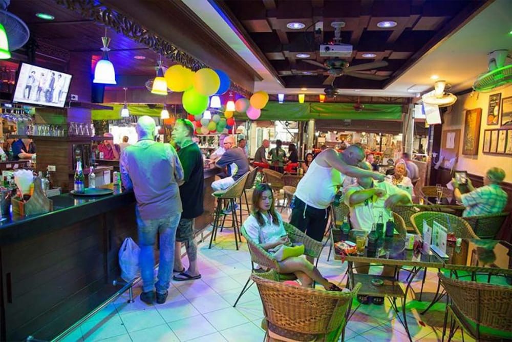 Harrys Hotel Bar & Restaurant 38/45
