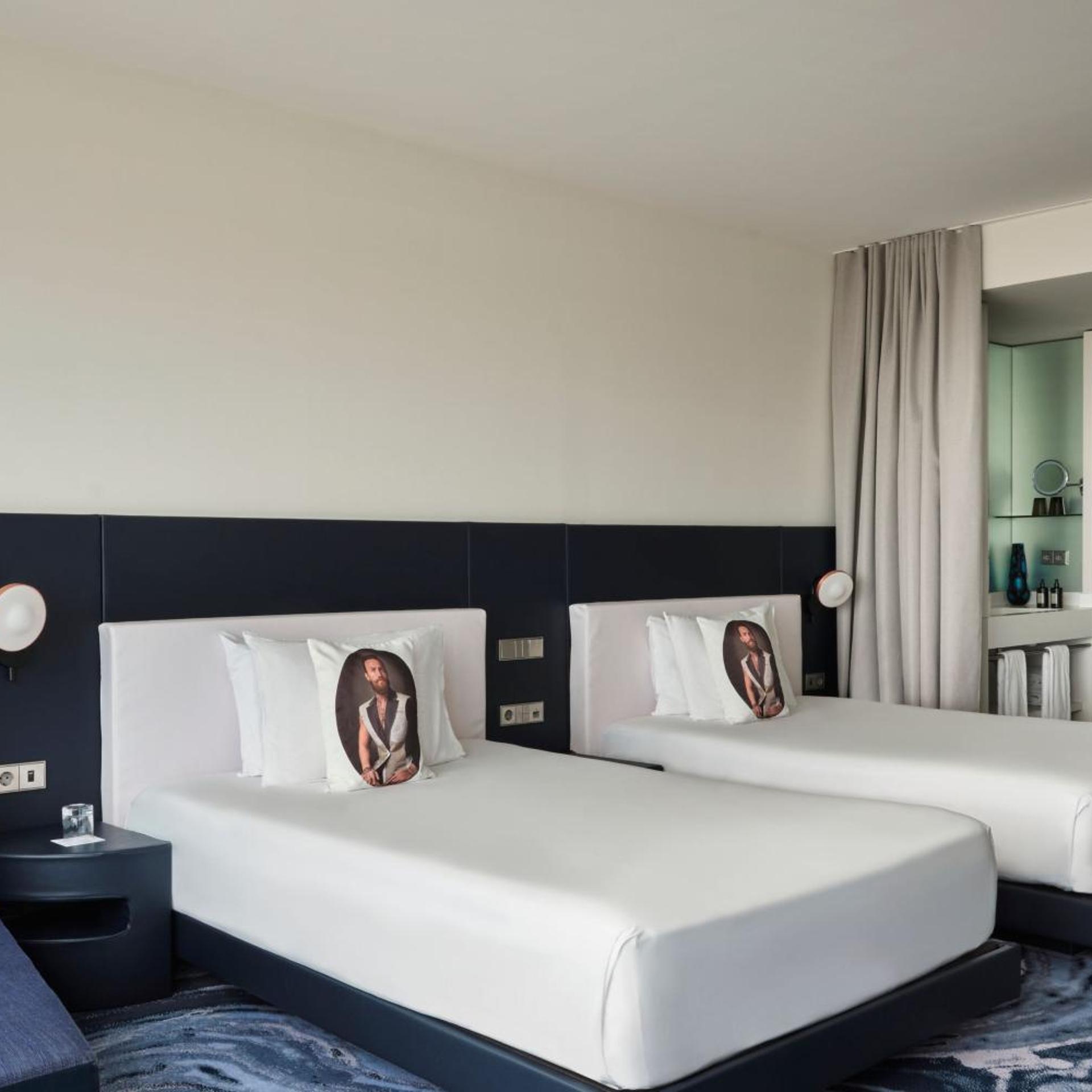 Sky, Premier, Twin Beds, Marina View