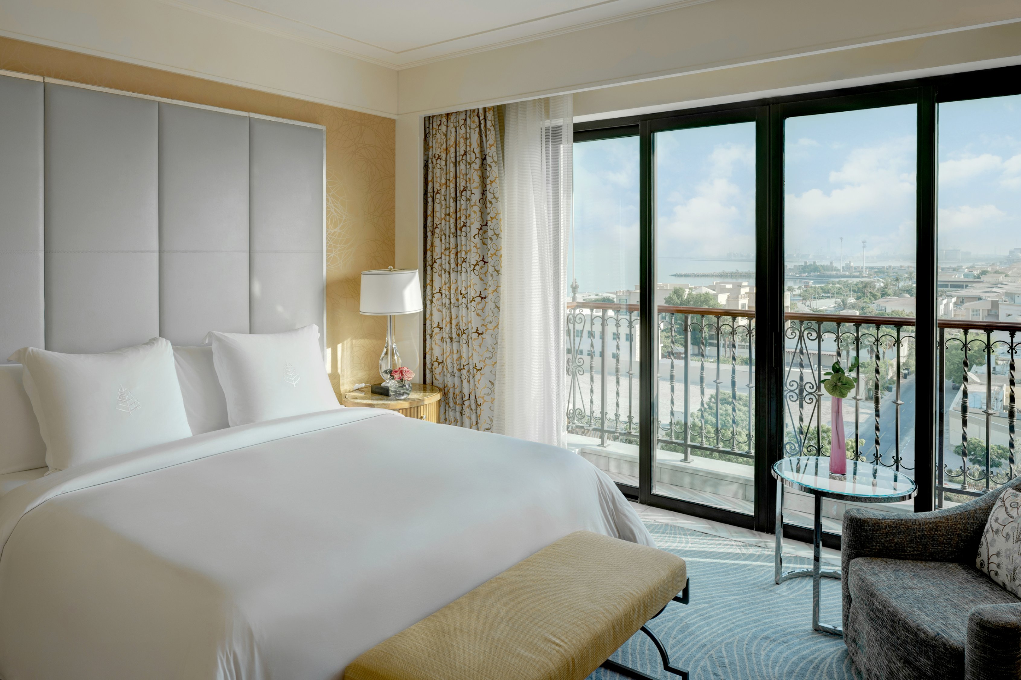 EXECUTIVE, SUITE, KING BED