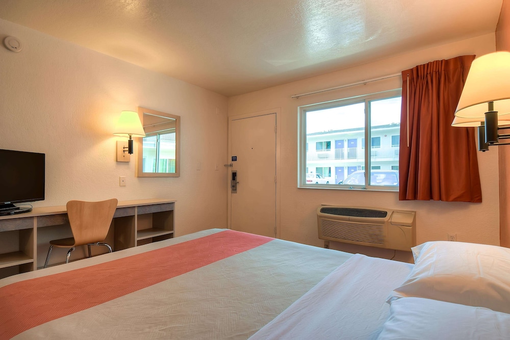 Deluxe, Queen Bed