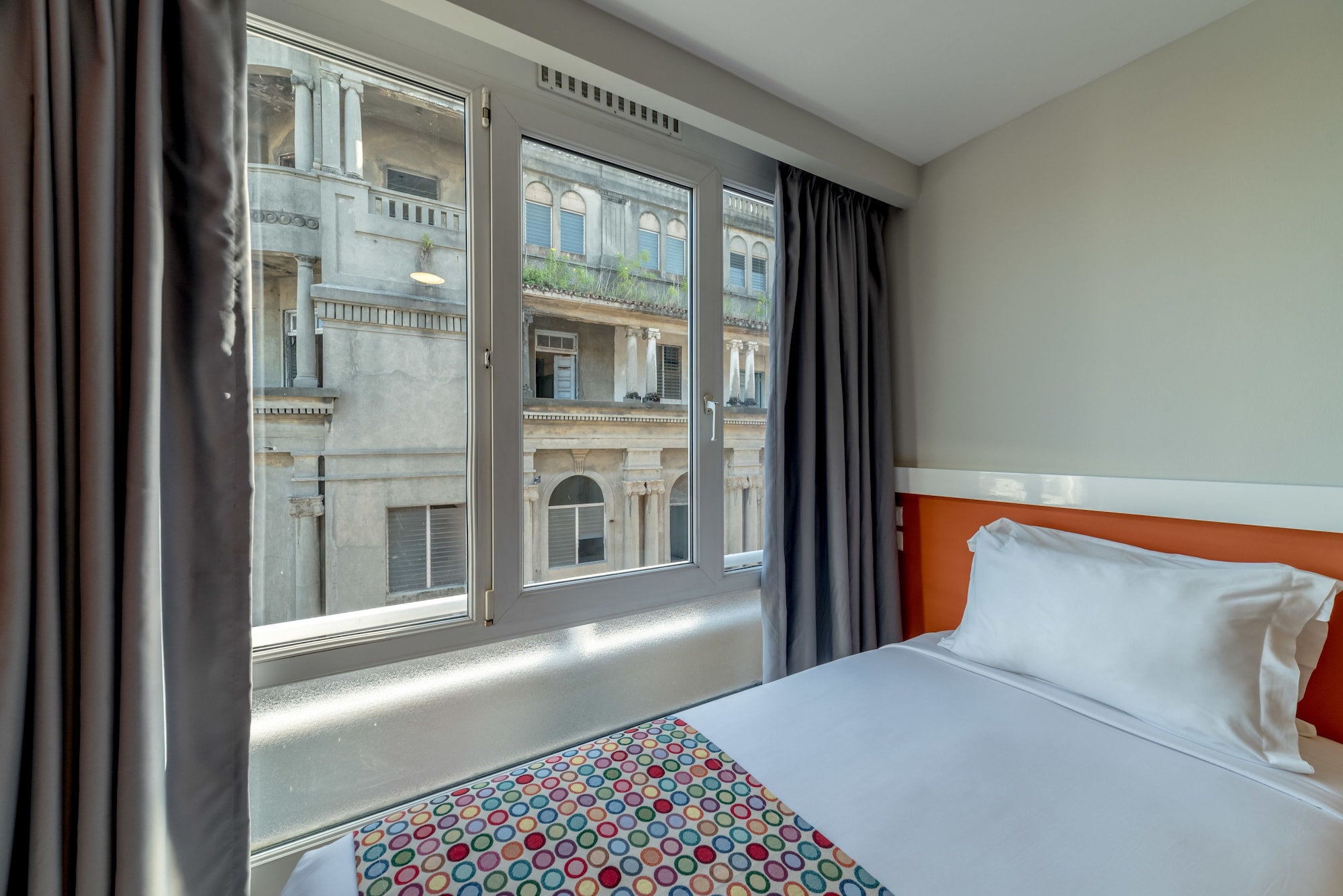ROOM, TWIN BEDS