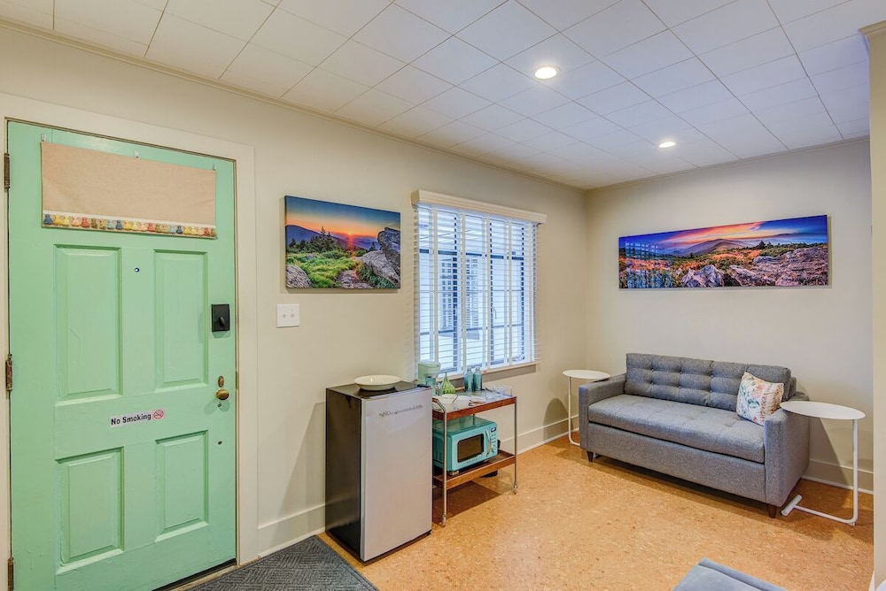 Blue Ridge Tourist Court 24/50
